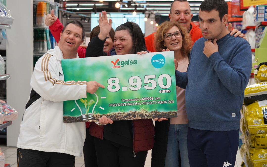 Javier, Luis, Jacobo y Yesica fueron los encargados de recibir los casi 9.000 donados por Vegalsa-Eroski